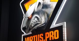Светящийся логотип Virtus.pro